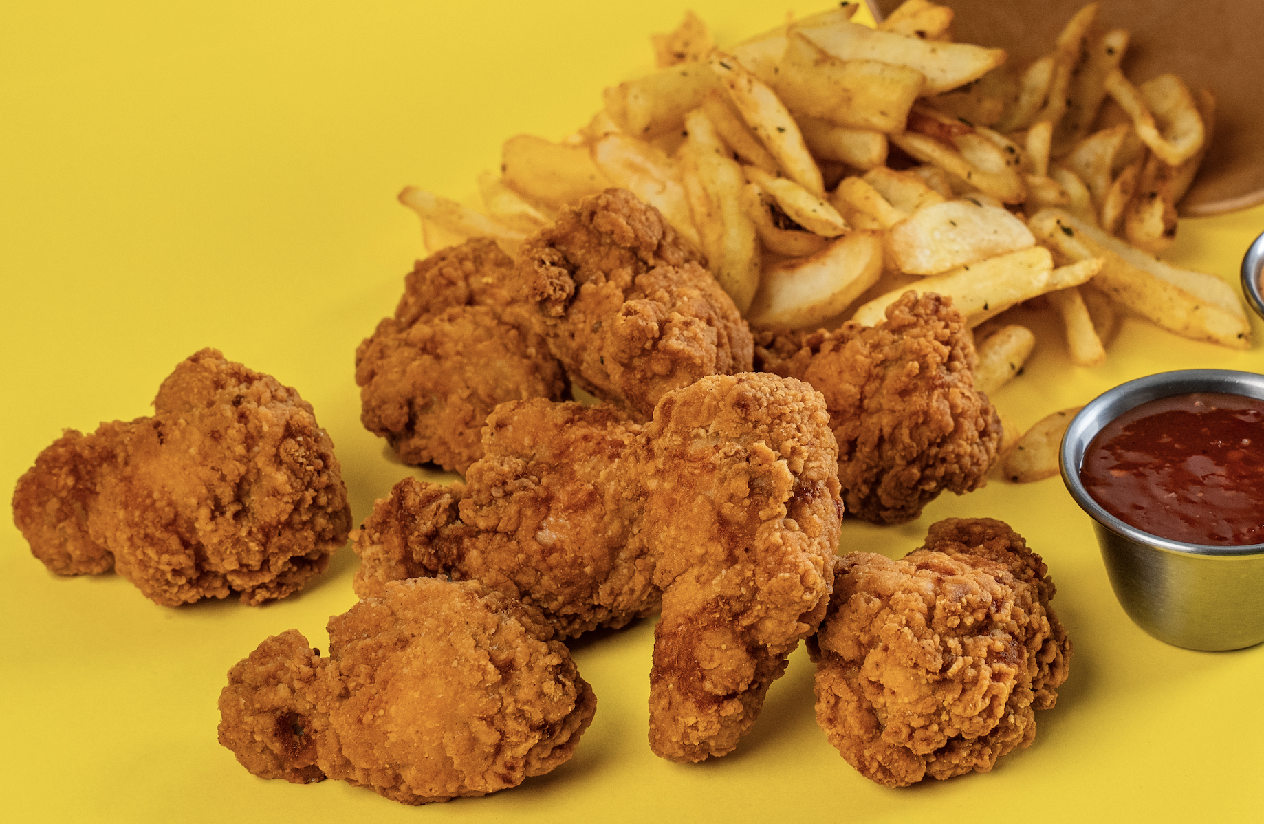 BUCKET WINGS & CARTOFI PRAJITI