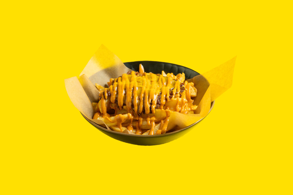 LOADED FRIES CU PATTY BURGER SI BRANZA